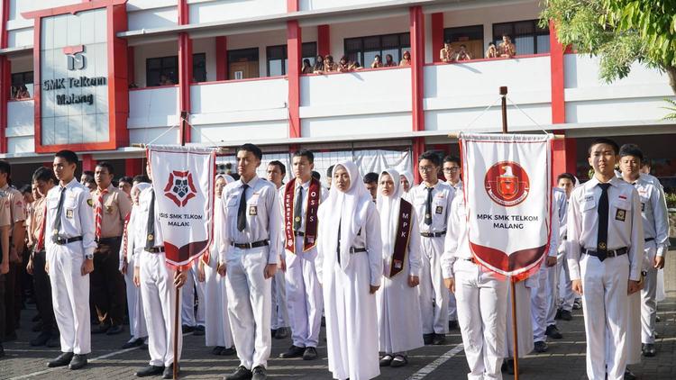 serah-terima-jabatan-osis-dan-mpk-masa-bakti-20252026-resmi-digelar-di-smk-telkom-malang